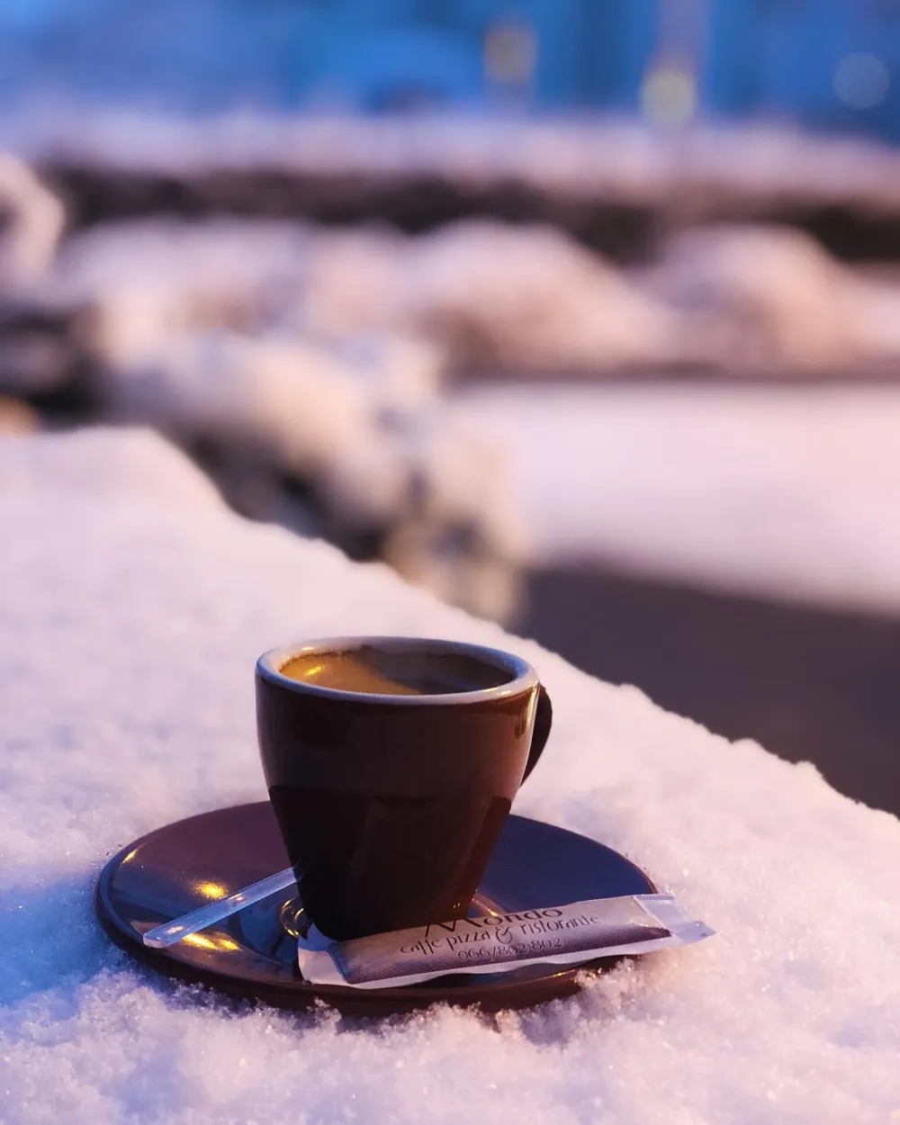 Espresso na snijegu u bašti kafića Mondo, Račanska Bijeljina – najbolja kafa u Bijeljini / Espresso at Mondo coffee shop Bijeljina